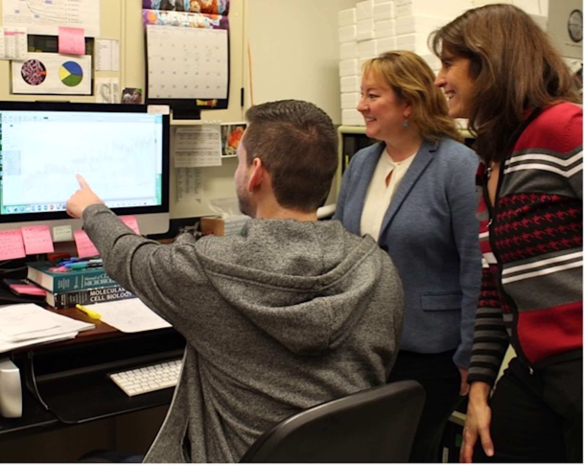 Kim Musser and colleagues at Wadsworth looking at computer screen