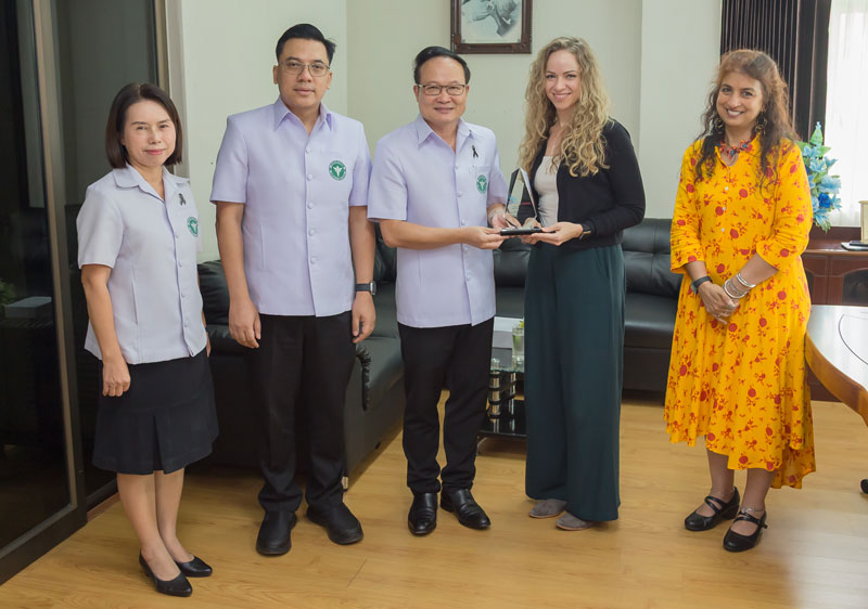 From left to right: Dr. Siriluk Jaichuang, Dr. Kittichet Teerakulphongvej, Dr. Preeda Worahan, Sherrie Staley, senior director, Global Health; and Reshma Kakkar, senior manager, Global Health. Photo: Mr. Apisit Khomgonluechar.